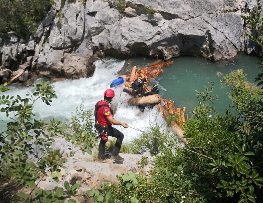 Alanya’da Devrilen Kamyondaki 1 Kişi Alara Çayının Sularına Kapılarak Kayboldu