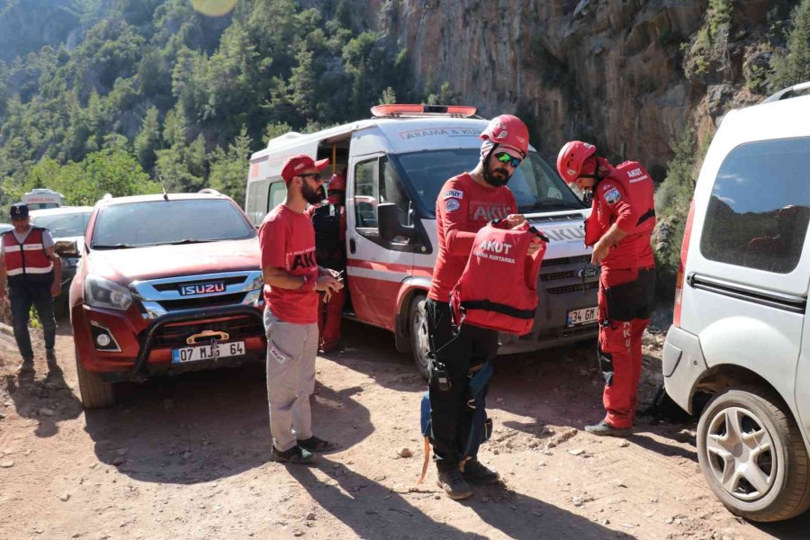 Çaya Devrilen Kamyondaki İşçi İçin Arama Kurtarma Ekipleri Seferber Oldu