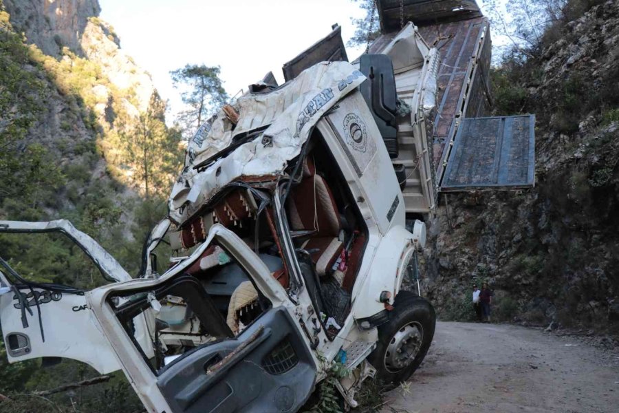 Çaya Devrilen Kamyondaki İşçi İçin Arama Kurtarma Ekipleri Seferber Oldu