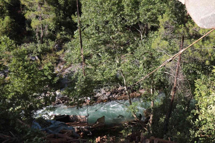 Çaya Devrilen Kamyondaki İşçi İçin Arama Kurtarma Ekipleri Seferber Oldu