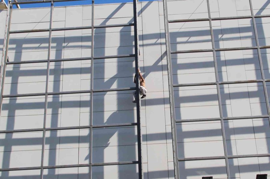 Hem İntihara Teşebbüs Etti Hem De Tartıştığı Gençten Özür Diledi