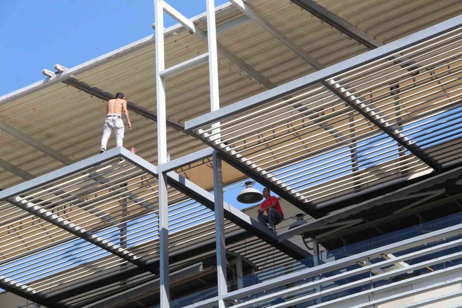 Hem İntihara Teşebbüs Etti Hem De Tartıştığı Gençten Özür Diledi