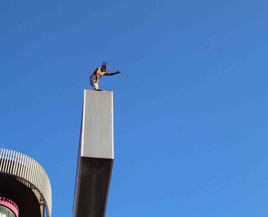 Çatıdan Atlamak İsteyen Şahsı Kokoreçle İkna Etmeye Çalıştılar