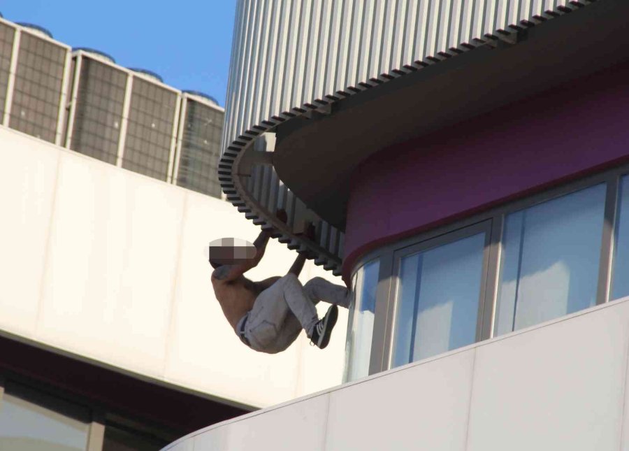 Çatıdan Atlamak İsteyen Şahsı Kokoreçle İkna Etmeye Çalıştılar