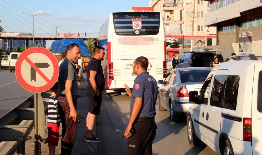 Çatıdan Atlamak İsteyen Şahsı Kokoreçle İkna Etmeye Çalıştılar