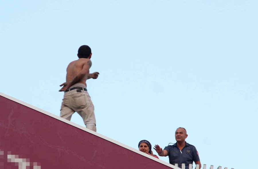 Çatıdan Atlamak İsteyen Şahsı Kokoreçle İkna Etmeye Çalıştılar