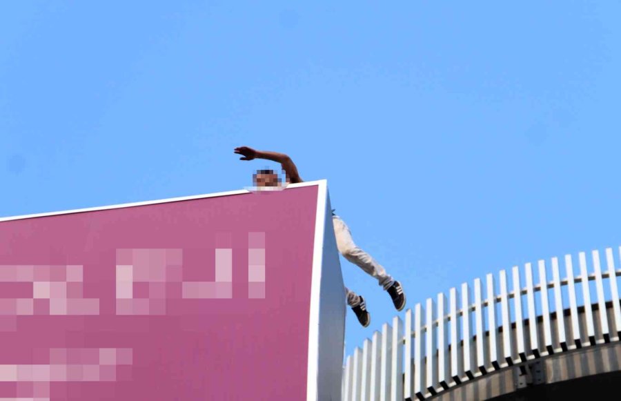 Çatıdan Atlamak İsteyen Şahsı Kokoreçle İkna Etmeye Çalıştılar