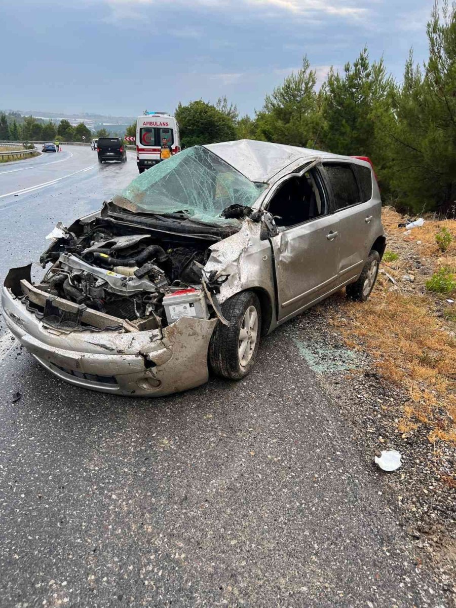 Yağmurdan Kayganlaşan Yolda Üst Üste Trafik Kazaları: 2 Yaralı