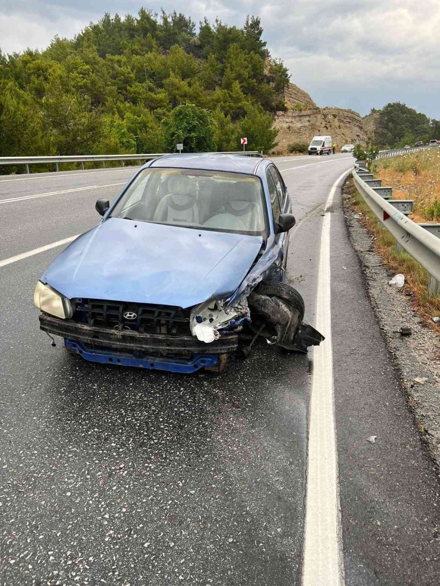 Yağmurdan Kayganlaşan Yolda Üst Üste Trafik Kazaları: 2 Yaralı