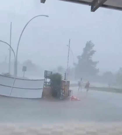 Fırtınada Yerinden Fırlayan Metal Sundurma Kapağı Yolda Yürüyen Turistlere Çarptı: 2 Yaralı