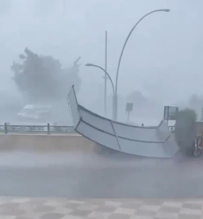 Fırtınada Yerinden Fırlayan Metal Sundurma Kapağı Yolda Yürüyen Turistlere Çarptı: 2 Yaralı