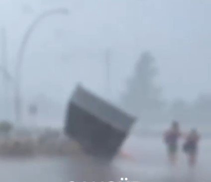 Fırtınada Yerinden Fırlayan Metal Sundurma Kapağı Yolda Yürüyen Turistlere Çarptı: 2 Yaralı