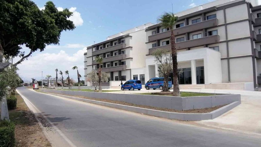 İşten Çıkarılan Otel Çalışanı Personel Lojmanının Çatısına Çıktı