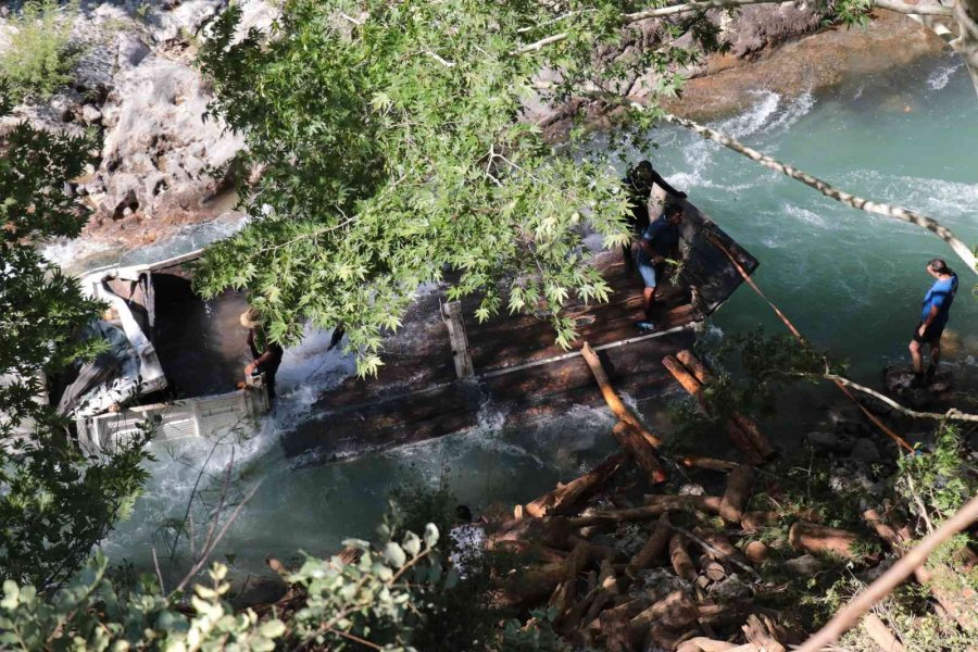 Çaya Devrilen Kamyondaki İşçi İçin Arama Kurtarma Ekipleri Seferber Oldu