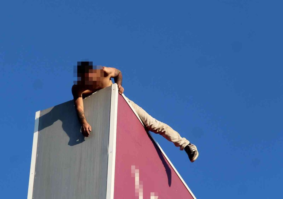 Çatıdan Atlamak İsteyen Şahsı Kokoreçle İkna Etmeye Çalıştılar