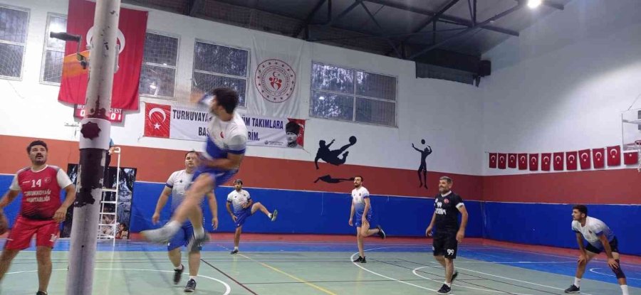 Bozyazı’da Mahalleler Arası Voleybol Turnuvası Sona Erdi