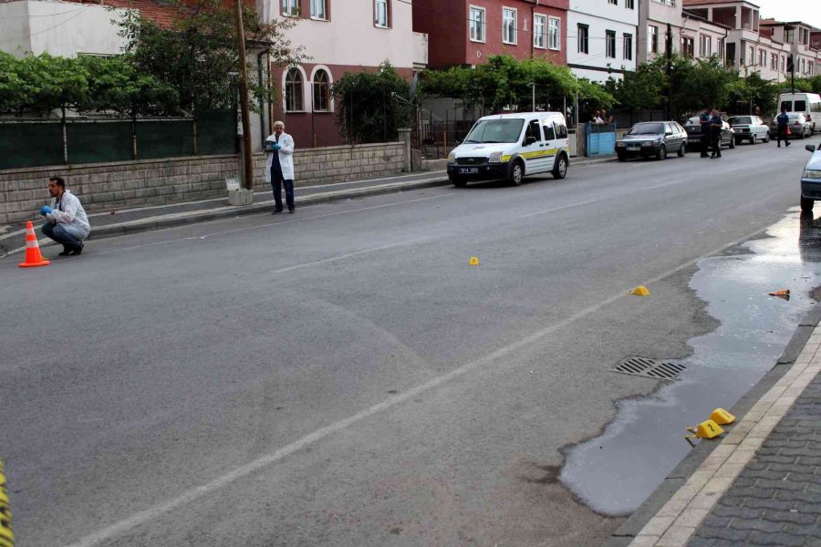Boşandığı Eşi Ve Arkadaşına Sokak Ortasında Kurşun Yağdırdı