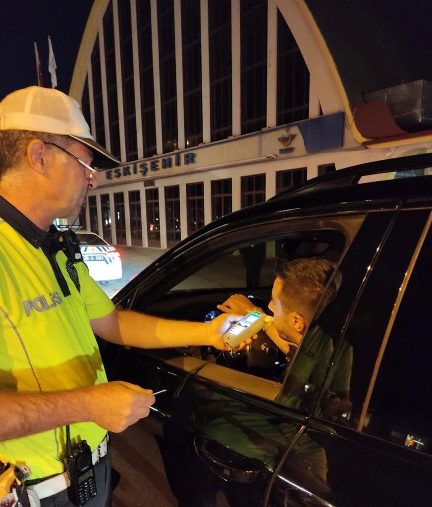 Eskişehir Kent Genelinde 300 Polisin Katıldığı Geniş Çaplı Denetim