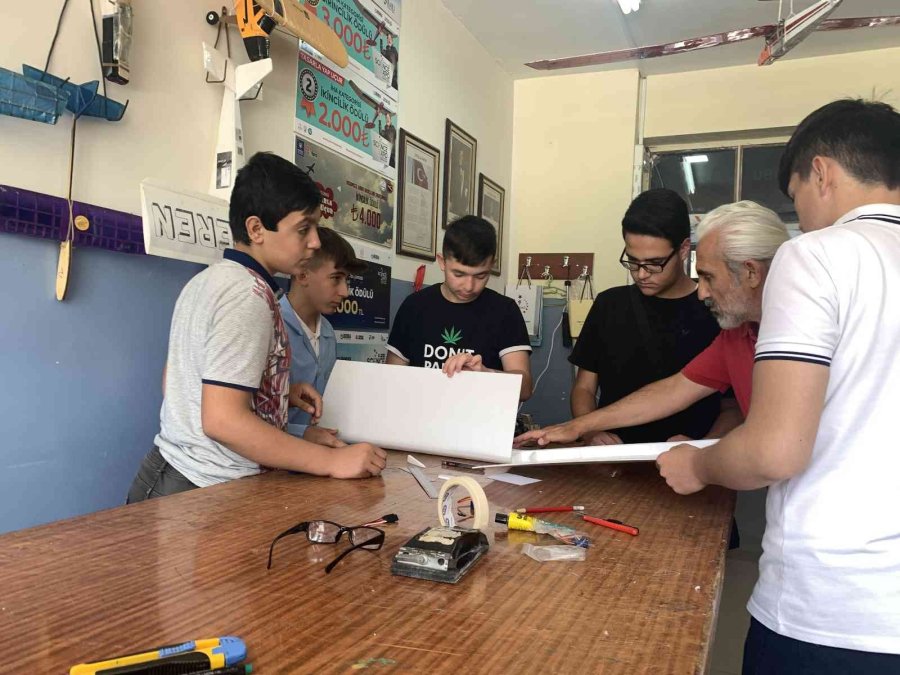 Geleceğin Mühendisleri Model Uçaklarla Kendilerini Geliştiriyor