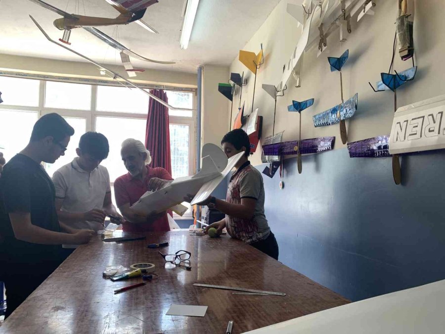 Geleceğin Mühendisleri Model Uçaklarla Kendilerini Geliştiriyor