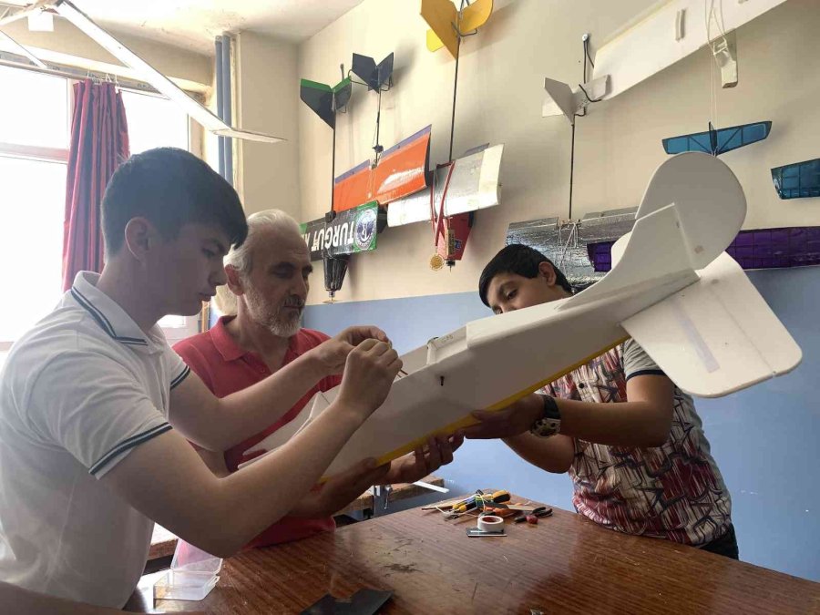 Geleceğin Mühendisleri Model Uçaklarla Kendilerini Geliştiriyor