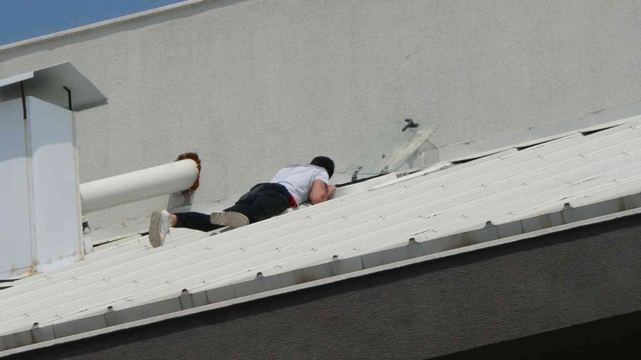 İşten Çıkarılan Otel Çalışanı Personel Lojmanının Çatısına Çıktı