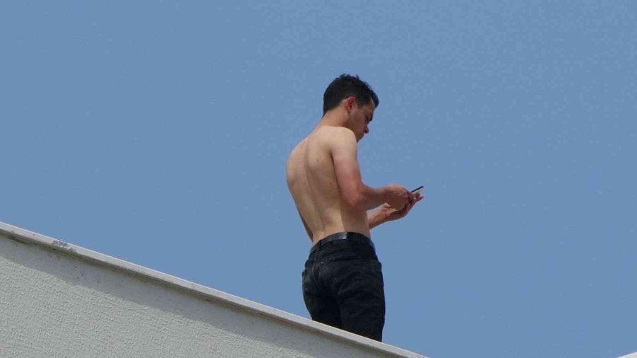 İşten Çıkarılan Otel Çalışanı Personel Lojmanının Çatısına Çıktı