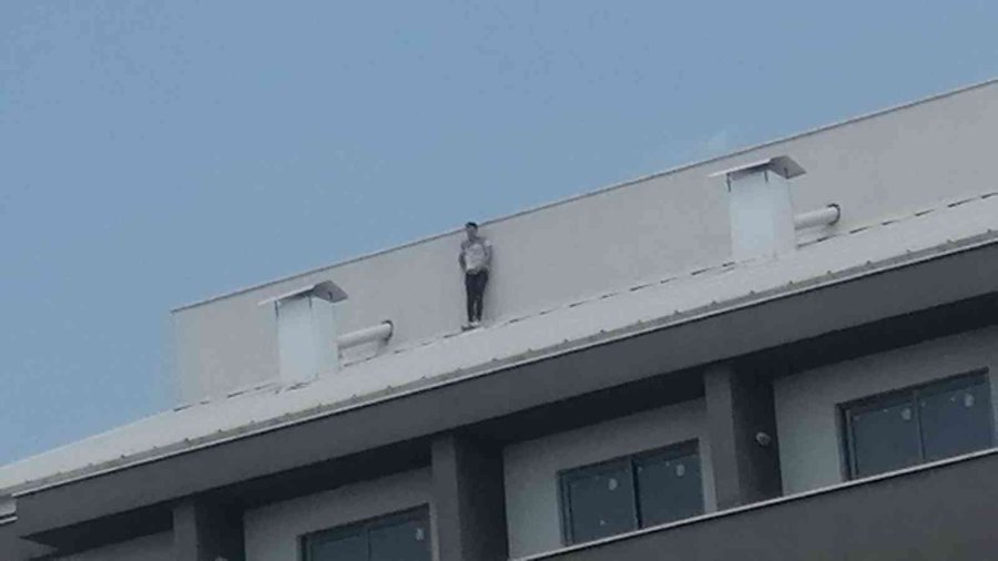 İşten Çıkarılan Otel Çalışanı Personel Lojmanının Çatısına Çıktı