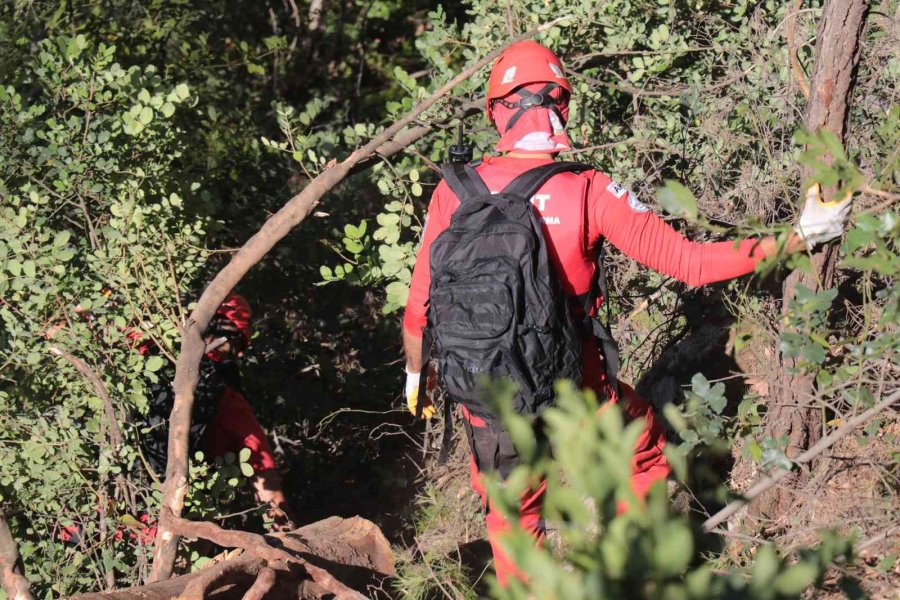 Çaya Devrilen Kamyondaki İşçi İçin Arama Kurtarma Ekipleri Seferber Oldu