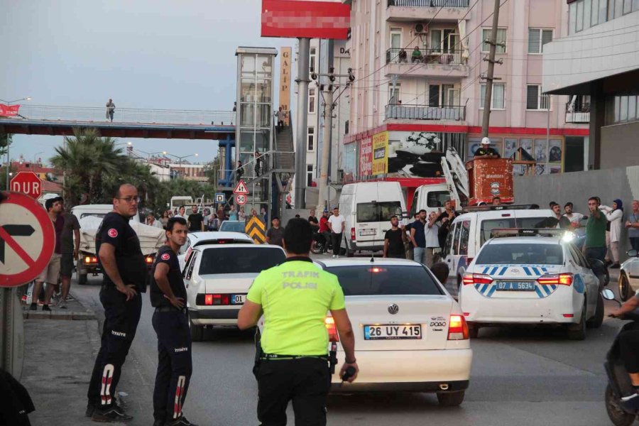 Çatıdan Atlamak İsteyen Şahsı Kokoreçle İkna Etmeye Çalıştılar