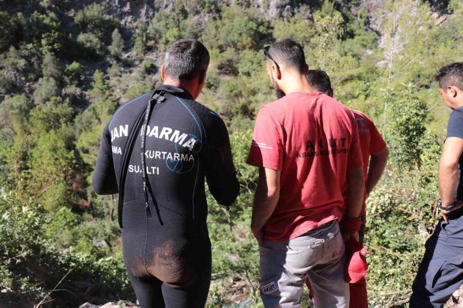 Çaya Devrilen Kamyondaki İşçi İçin Arama Kurtarma Ekipleri Seferber Oldu