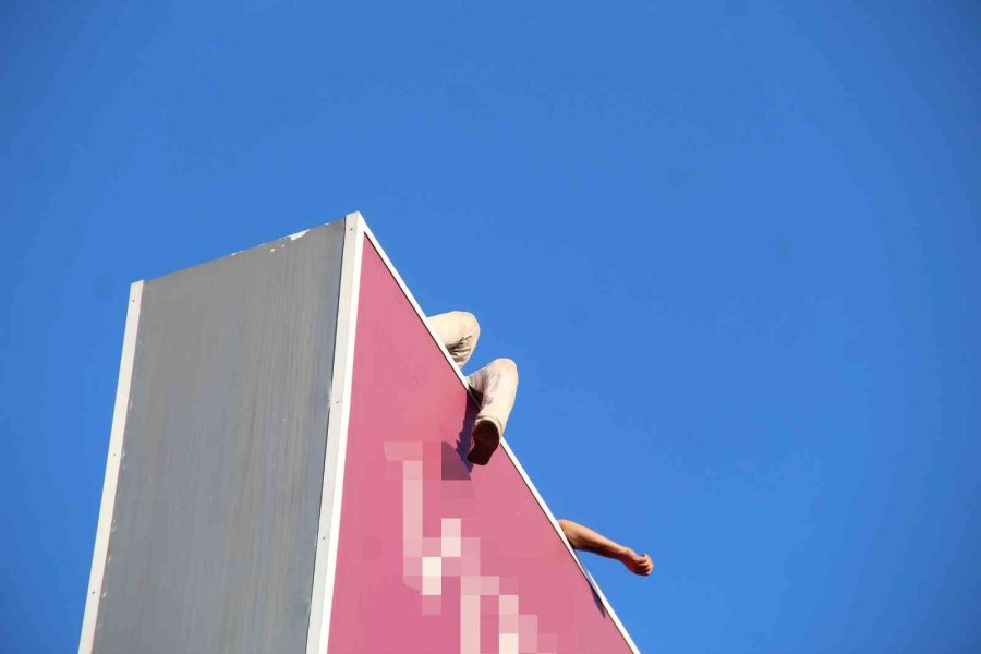 Çatıdan Atlamak İsteyen Şahsı Kokoreçle İkna Etmeye Çalıştılar