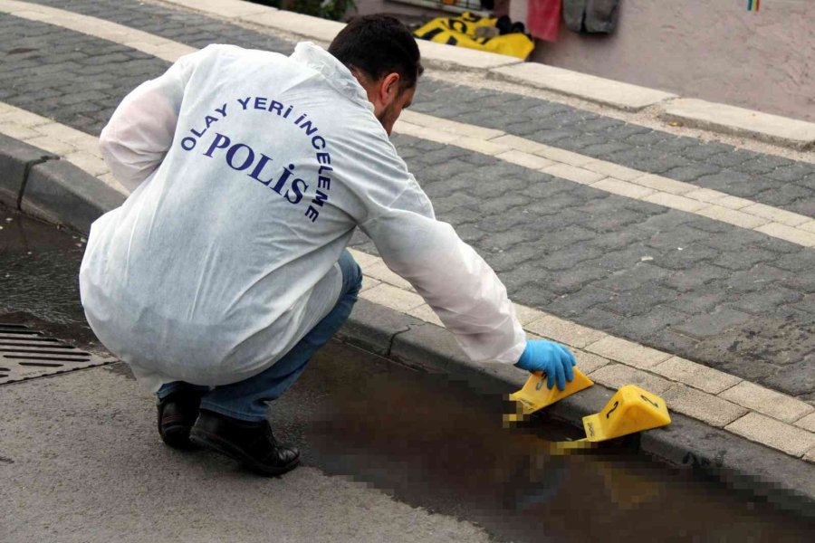 Boşandığı Eşi Ve Arkadaşına Sokak Ortasında Kurşun Yağdırdı