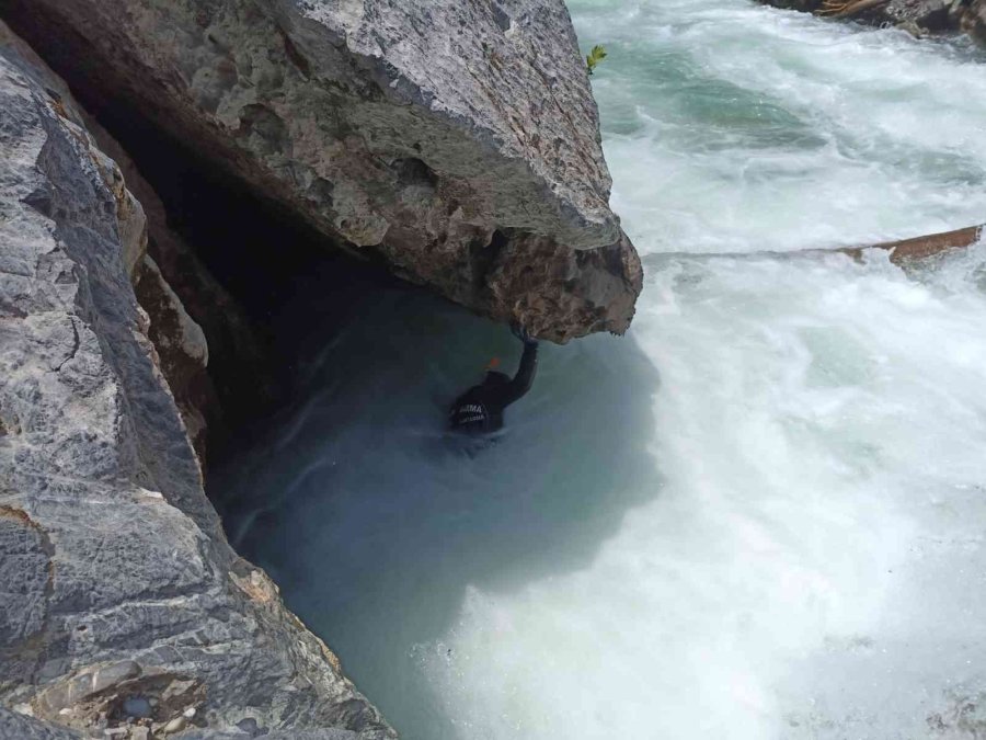Alanya’da Devrilen Kamyondaki 1 Kişi Alara Çayının Sularına Kapılarak Kayboldu