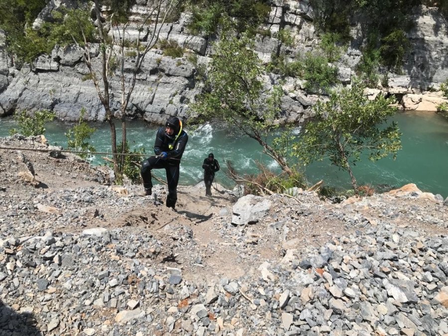Alanya’da Devrilen Kamyondaki 1 Kişi Alara Çayının Sularına Kapılarak Kayboldu