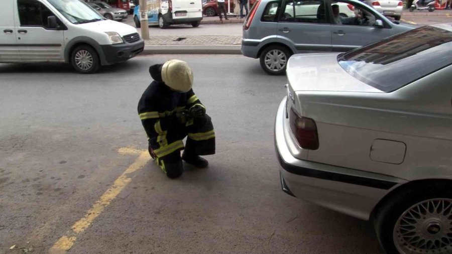 Otomobilin Egzozundan Çıkan Dumanı Yangın Sandılar