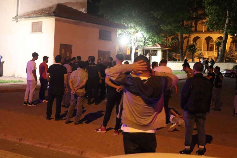 Drift Atarken Park Halindeki Araca Çarpan Sürücü Ortalığı Birbirine Kattı