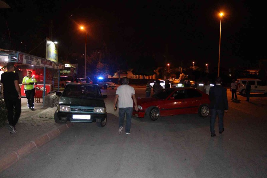 Drift Atarken Park Halindeki Araca Çarpan Sürücü Ortalığı Birbirine Kattı