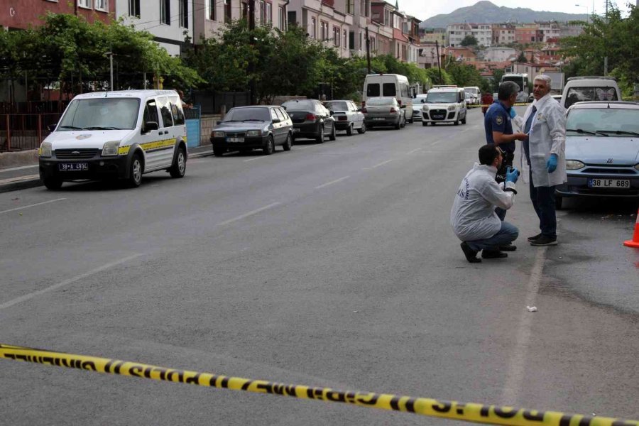 Boşandığı Eşi Ve Arkadaşına Sokak Ortasında Kurşun Yağdırdı