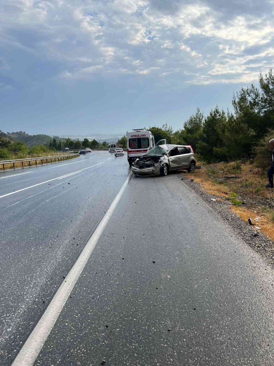 Yağmurdan Kayganlaşan Yolda Üst Üste Trafik Kazaları: 2 Yaralı