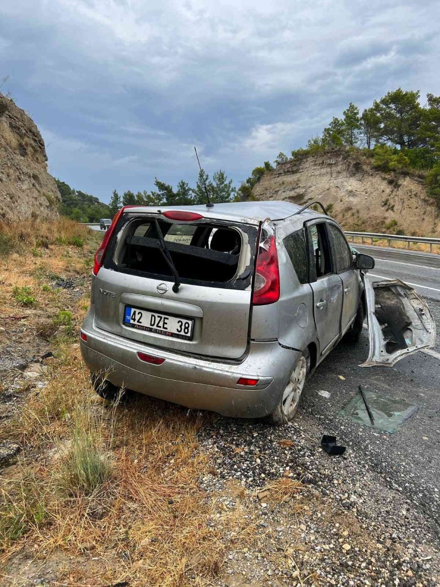 Yağmurdan Kayganlaşan Yolda Üst Üste Trafik Kazaları: 2 Yaralı