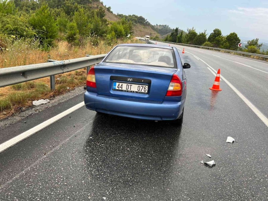 Yağmurdan Kayganlaşan Yolda Üst Üste Trafik Kazaları: 2 Yaralı