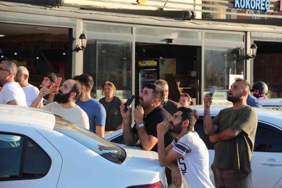 Çatıdan Atlamak İsteyen Şahsı Kokoreçle İkna Etmeye Çalıştılar