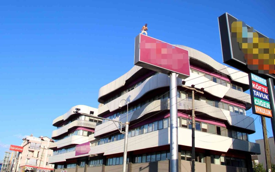 Çatıdan Atlamak İsteyen Şahsı Kokoreçle İkna Etmeye Çalıştılar