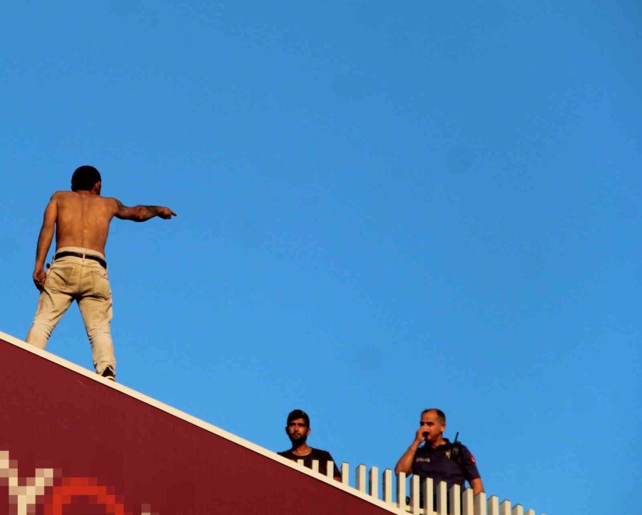 Çatıdan Atlamak İsteyen Şahsı Kokoreçle İkna Etmeye Çalıştılar