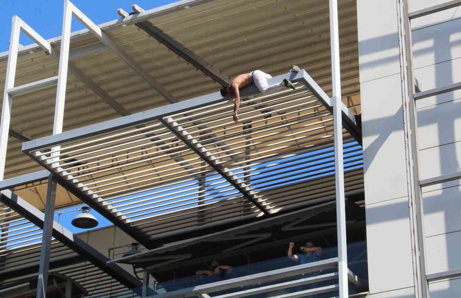 Hem İntihara Teşebbüs Etti Hem De Tartıştığı Gençten Özür Diledi