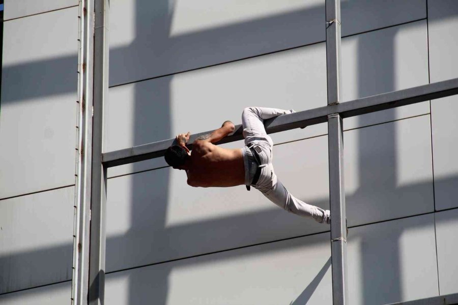 Hem İntihara Teşebbüs Etti Hem De Tartıştığı Gençten Özür Diledi