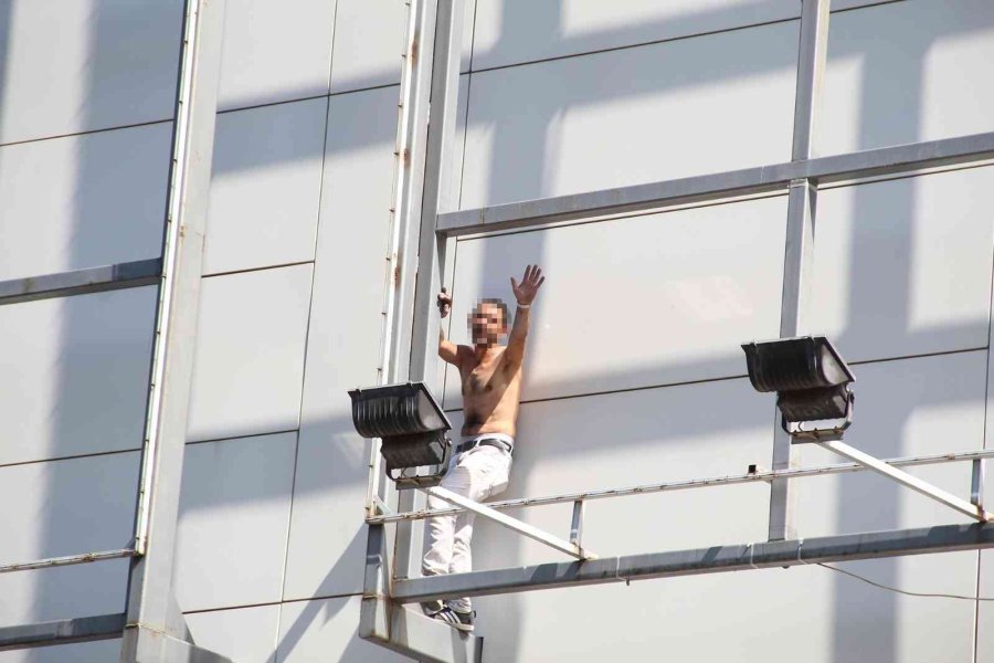 Hem İntihara Teşebbüs Etti Hem De Tartıştığı Gençten Özür Diledi