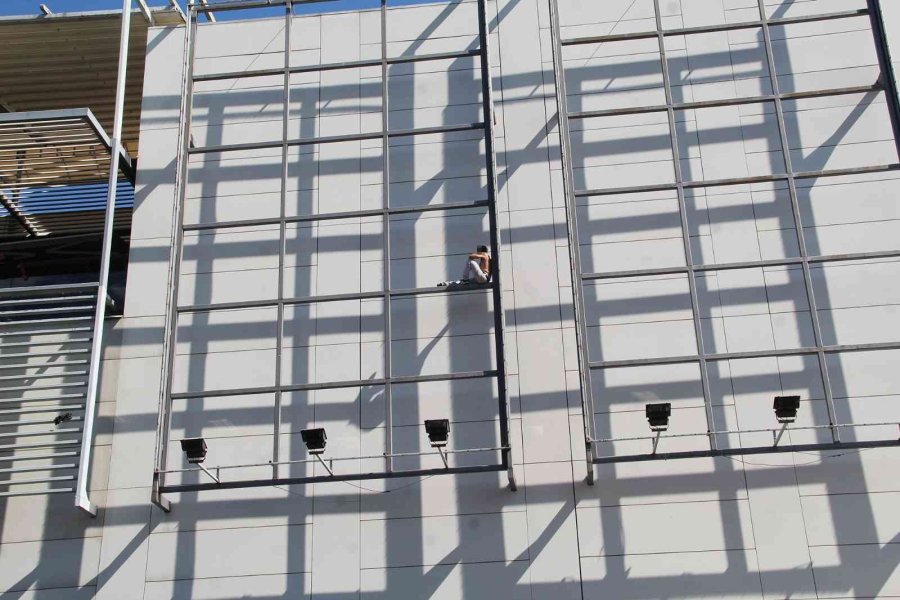 Hem İntihara Teşebbüs Etti Hem De Tartıştığı Gençten Özür Diledi