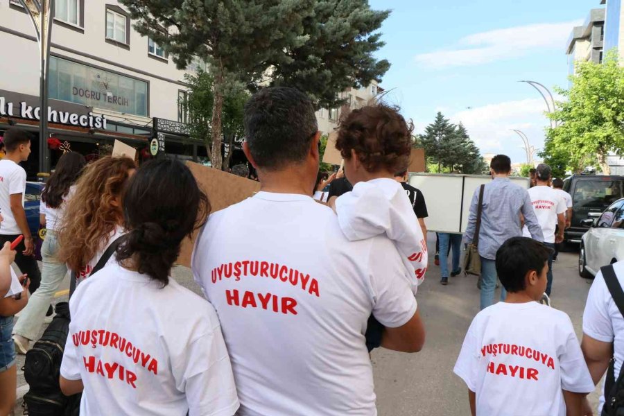 Uyuşturucuyla Mücadelede Farkındalık İçin Yürüdüler